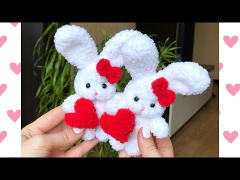 Видео: Зайка с сердечком крючком. Мастер-класс