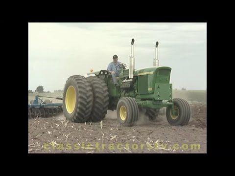 Видео: Потрясающая мощь — дизельный двигатель John Deere 4520 1970 года с дисковым плугом Kinze — класси...