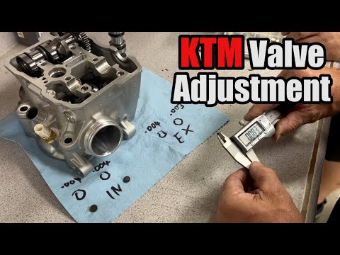 Видео: Регулировка клапанов и установка головки блока цилиндров KTM