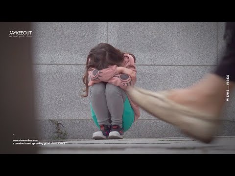 Видео: 😦 потерявшаяся девочка плачет на улицах Кореи | социальный эксперимент