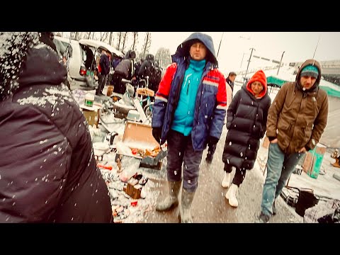 Видео: Деньги из мусора на Минской барахолке. Витёк мусорщик