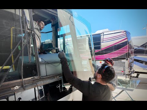 Видео: Замена лобового стекла MCI