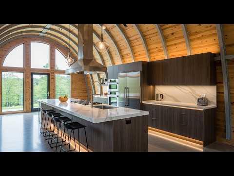 Видео: Загляните внутрь этой потрясающей кухни открытой планировки в стиле Quonset Hut
