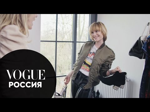 Видео: Что в гардеробе у редакторов Vogue