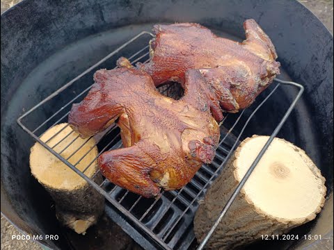 Видео: Домашнее копчение бройлера! Простая коптильня из бочки! Primitive smoking of meat!