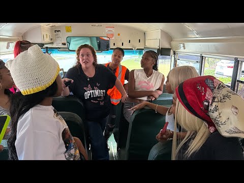 Видео: Бетани врывается в школьный автобус, обвиняя Хоуп и девчонок из квартиры в краже кошелька Брук!