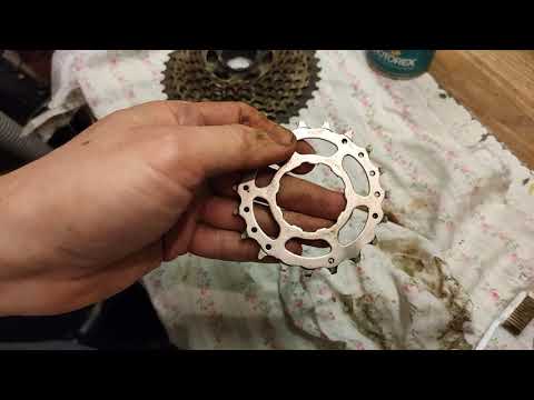 Видео: Как просто и быстро очистить звезды кассеты велосипеда.