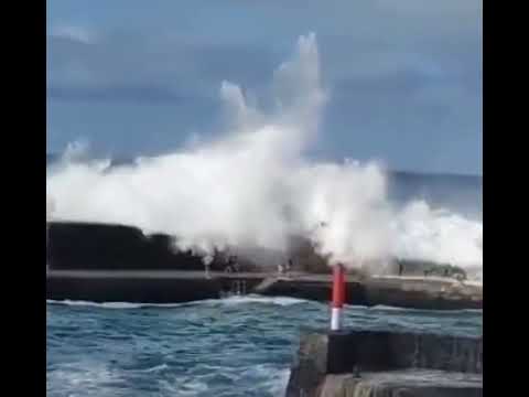 Видео: A giant wave hit people in Tenerife На людей обрушилась гигантская волна на Тенерифе #tenerife #wave