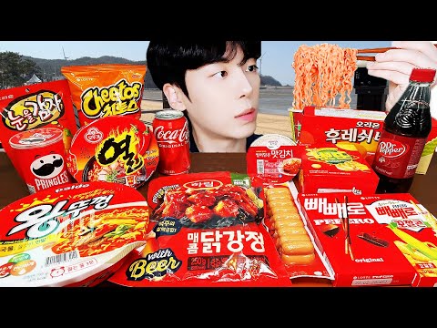 Видео: АСМР МУКБАНГ | магазин! Еда красного цвета (огненная лапша, десерт, cheetos, курица) корейская еда