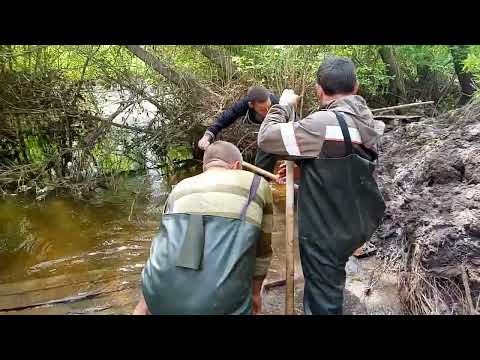 Видео: Убираем паводковые воды с поселка