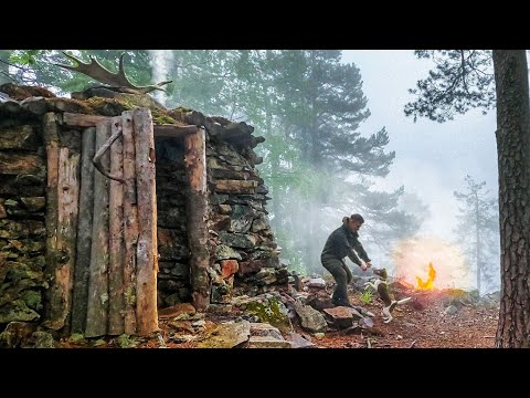 Видео: Ушли ВДВОЕМ в КАМЕННЫЙ ДОМ - КАК ДОЛГО ЗДЕСЬ МОЖНО ПРОЖИТЬ? Хроники КАМЕННОГО ДОМА в горах