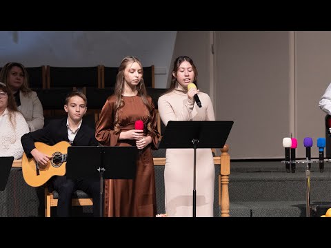 Видео: Пение «Опять пожелтела листва» - Вика и Стэлла