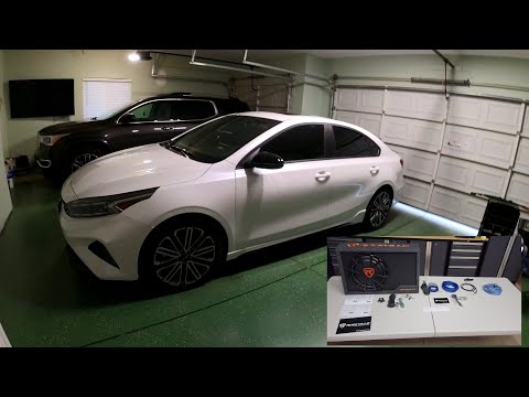 Видео: Полная установка активного сабвуфера Kia Forte GT2 12" 2022 года.