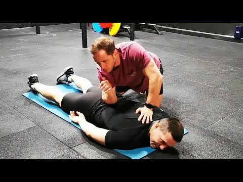 Видео: Причины болей в спине: осмотр позвоночника спортсмена