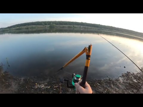 Видео: Карп сломал удочку🎣! Рыба утаскивает удочки с подставок! Рыбалка на КАРПА в конце лета.