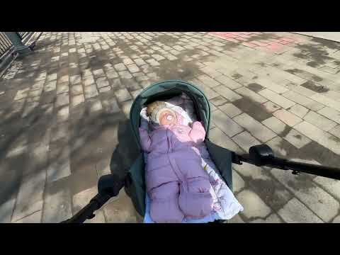 Видео: Прогулка на улице с Машенькой на коляске. Vlog.