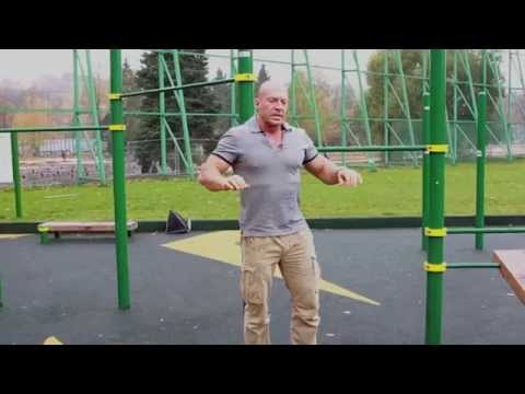 Видео: Денис Семенихин. Отжимания от турника.