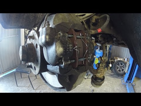 Видео: ЗАМЕНА ПЕРЕДНИХ ТОРМОЗНЫХ КОЛОДОК ВАЗ 2106 (КЛАССИКА)