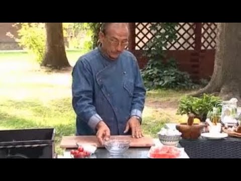 Видео: Шашлык из семги. Салат из шампиньонов с пармезаном