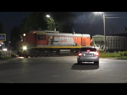 Видео: Ночные манёвры на ДСК Псков. Долгий ж/д переезд, хватит ли у водителей терпения?