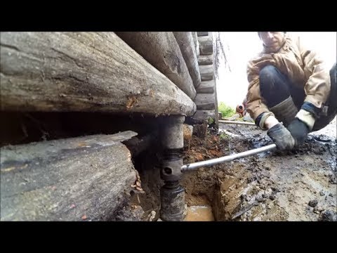 Видео: Подъем угла сруба домкратом  // Ремонт сарая из небытия #2