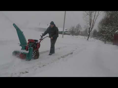 Видео: Снегоуборщик СМ-600 г.Чебоксары помогает убирать снег. Небольшой лайфхак для натяжки ремня.