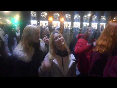 Видео: Уличные музыканты Питер Глеб Васильев и Сева на Невском 2 ноября ч2 - Самый дорогой человек