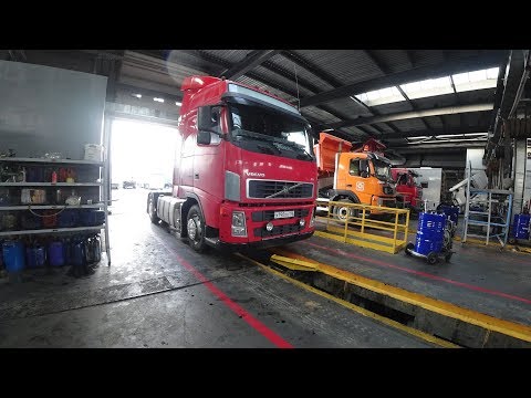 Видео: Замена масла в КПП и мосту Volvo FH. Откуда сливать, где уровень, сколько литров и сколько стоит?