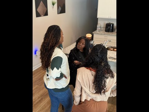 Видео: Когда Санни и ее младшая сестра узнают, что их сестра на нее напала!