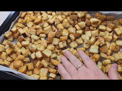 Видео: Сушу домашние вкусные сухарики для Лены! ЛЮБИМЫЕ ЖАРЕНЫЕ КАРАСИКИ)