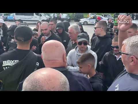 Видео: Феновете на Славия искат обяснение от "белите" футболисти