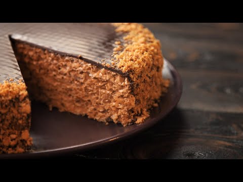 Видео: ВАФЕЛЬНЫЙ ТОРТ 🍰🥜 с карамельным кремом и арахисом // вкус детства без выпечки