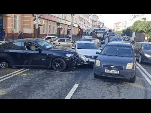 Видео: Чёрный бумер рванул по выделенке и напоролся на "Хюндай". Real video