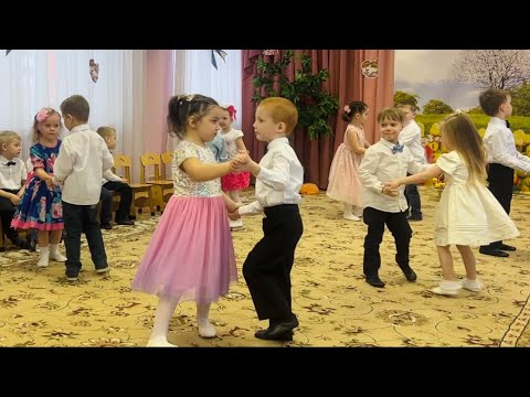 Видео: Полечка для мамочки. Средняя группа на 8 марта.
