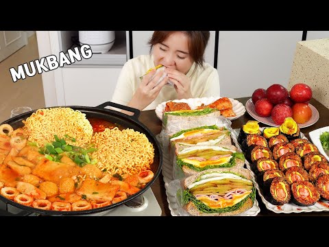 Видео: Mukbang :)булдак кимбап, сэндвич с черносливом, острые лапша с рыбным пирожком.