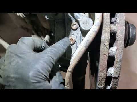 Видео: Замена переднего датчика ABS Mercedes E430 W210 1998 года
