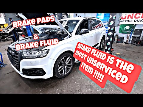 Видео: Обслуживание передних тормозных колодок и тормозной жидкости Audi Q7!!! Самый необслуживаемый тов...