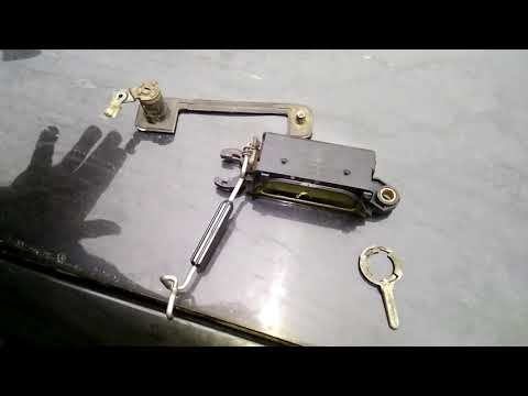 Видео: Audi 100 - Дверная ручка, съём обшивки двери, рамки двери