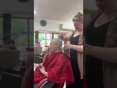 Видео: Грузинка постриглась налысо в честь победы сборной на ЧЕ по футболу