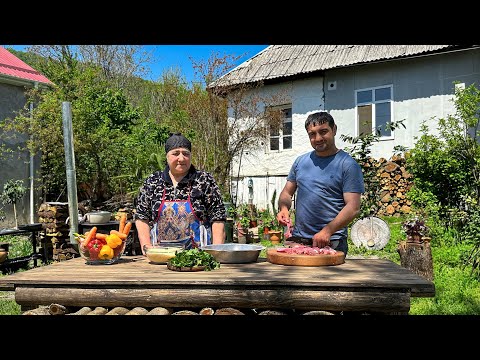 Видео: Сельская бабушка готовит торт "Наполеон" в деревне | Овощные и мясные смешанные шарики