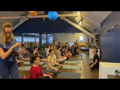Видео: Мастер-класс Анны Весна в Москве - традиционная практика хатха-йоги и йога-нидра