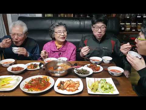 Видео: Ростки фасоли тушеное мясо кочуджан мукбанг, жареные кабачки, капустная зелень, семейный мукбанг