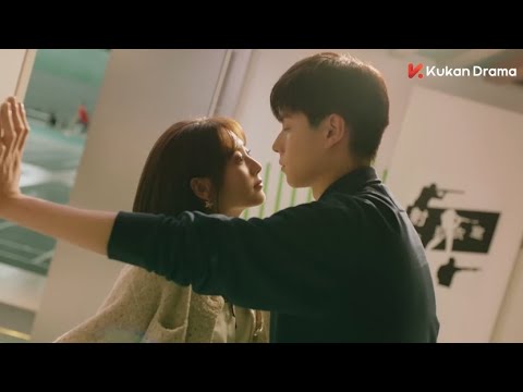 Видео: Главная героиня встала на цыпочки, схватив его за воротник, усиливая их привязанность.