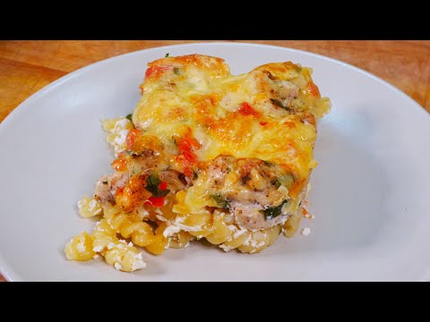 Видео: Как из простых макарон приготовить настоящую вкусняшку. Макаронная запеканка с курицей и помидорами.