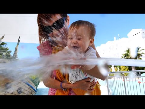 Видео: Бьянка в аквапарке в Турции и встреча с Эмили - Привет, Бьянка