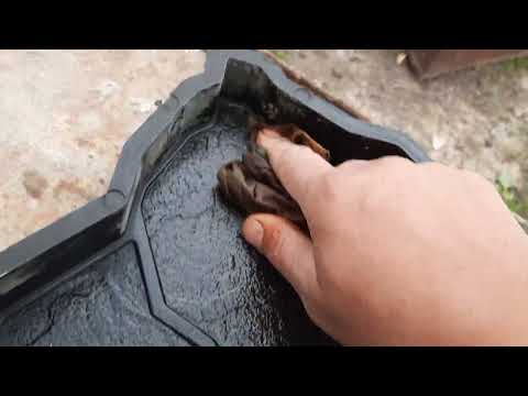 Видео: чем и как смазываю формы для тротуарной плитки