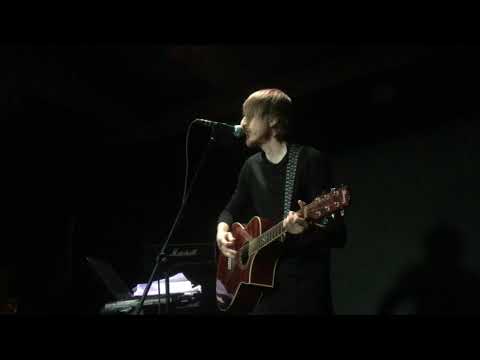 Видео: Толя Царёв – Босиком по городу