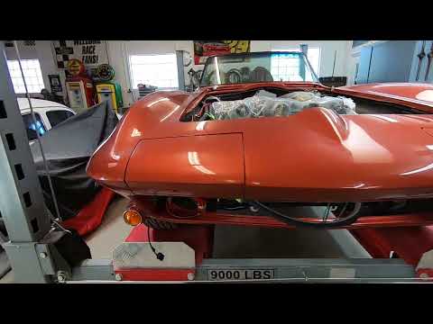 Видео: Установка кузова Corvette C2 на шасси — Установка — Сборка — Установка прокладок