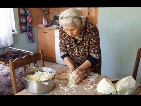 Видео: My Grandma's Recipes: Oven-baked cabbage with pork / Зеле с месо