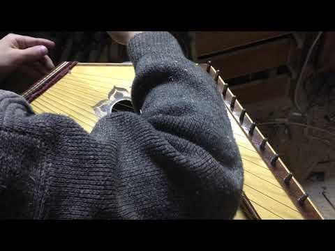 Видео: Гусли звончатые - мастер Калинин, Рязань: как натянуть струну / как натягивать струны на гуслях